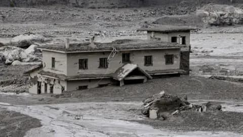 نیپال میں سیلاب کا تباہ کن اثر: 95 ہلاک، سینکڑوں لاپتہ