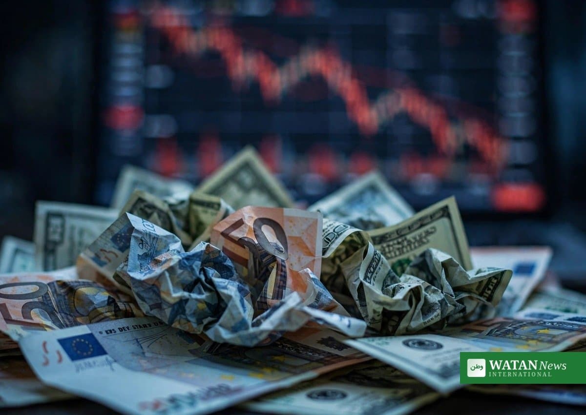 Euro Hits 17-Month Low Against Dollar on French Debt Concerns